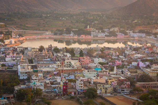 Utsikt från upp av färgglada Pushkar City, Indien — Stockfoto