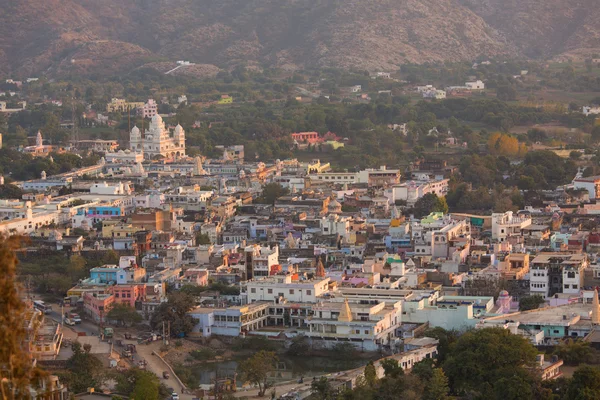 Kilátás felfelé a színes Pushkar City, India — Stock Fotó