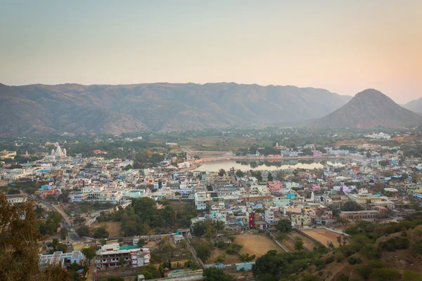 Západ slunce ve městě Pushkar, Indie — Stock fotografie