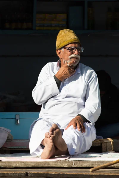 PUSHKAR, INDIA - 08 ENE: Hombre indio en la calle de Pushkar en Janu —  Fotos de Stock