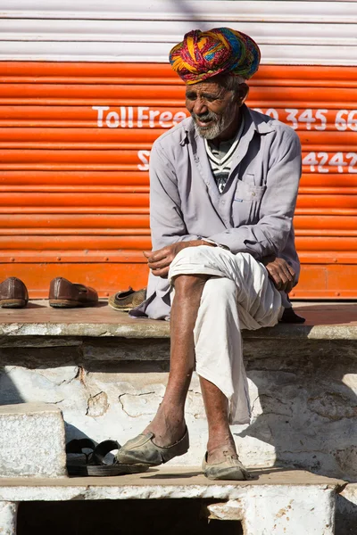 PUSHKAR, INDIA - 08 ENE: Hombre indio en la calle de Pushkar en Janu — Foto de Stock