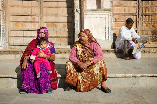 PUSHKAR, INDIA - JAN 08: Family staying on the street of Pushkar — Stock Photo, Image