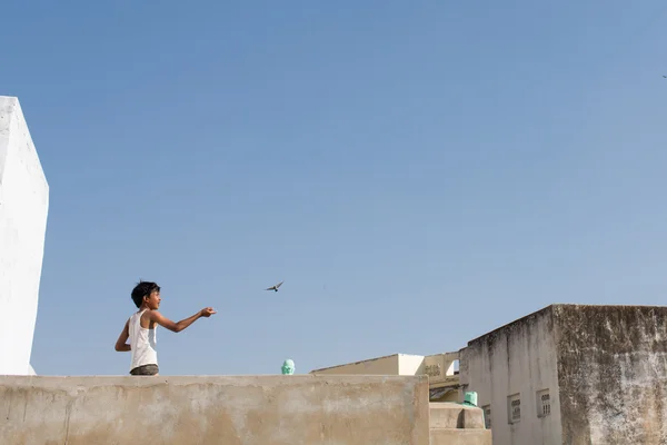 PUSHKAR, INDIA - JAN 07: Child playing with kite in roof of a ho — Stock Photo, Image