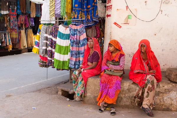 Pushkar, Indien - Jan 07: Indiska kvinnor på gatan i Pushkar på Ja — Stockfoto