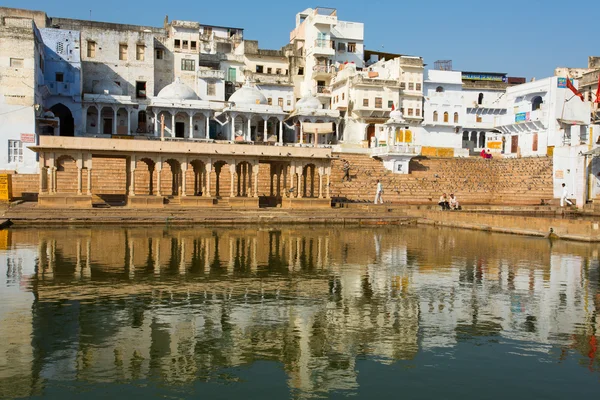 PUSHKAR, INDE - JAN 07 : Les gens sur le lac de Pushkar sur Janvier 07 — Photo