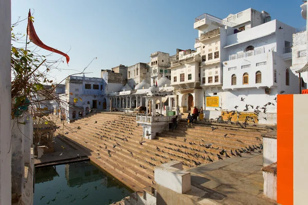 PUSHKAR, INDIA - GENNAIO 07: La gente sul lago di Pushkar il 07 gennaio — Foto Stock