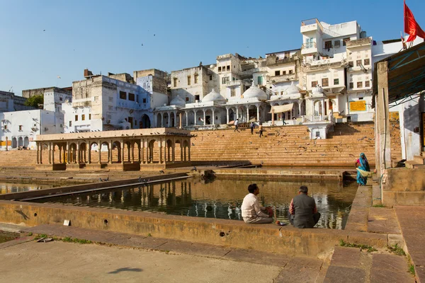 PUSHKAR, INDE - JAN 07 : Les gens sur le lac de Pushkar sur Janvier 07 — Photo