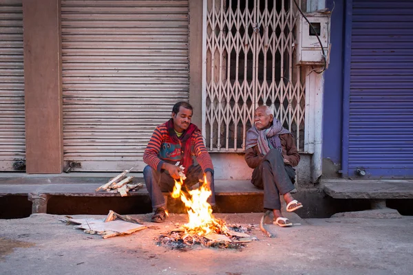 PUSHKAR, INDIA - JAN 08: Indian men worming on fire on street of — Stock Photo, Image