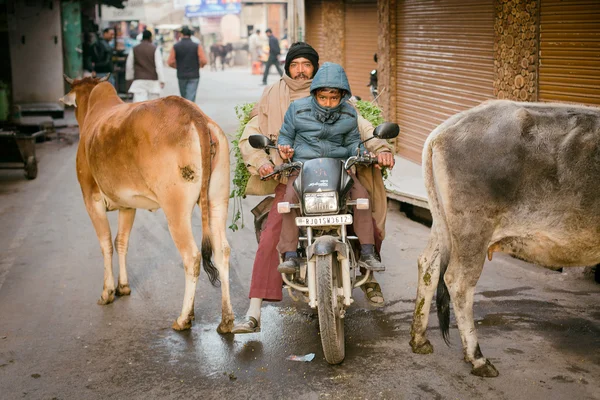 PUSHKAR, INDIA - JAN 08: Indian people on the bike on the street of Pushkar on January 08, 2015. Agra is a town in the Ajmer district in the Indian state of Rajasthan. — Stock Photo, Image