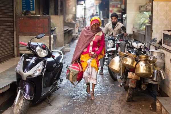 PUSHKAR, INDIA - 08 ENE: Mujer india caminando por la calle de Pushk — Foto de Stock