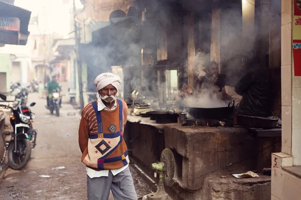 Pushkar, Hindistan - Jan 08: Pushkar sokakta yürüyen Hintli adam — Stok fotoğraf