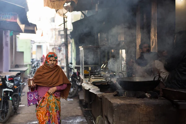 Pushkar, Hindistan - Jan 08: Pushk sokakta yürüyen Hintli kadın — Stok fotoğraf