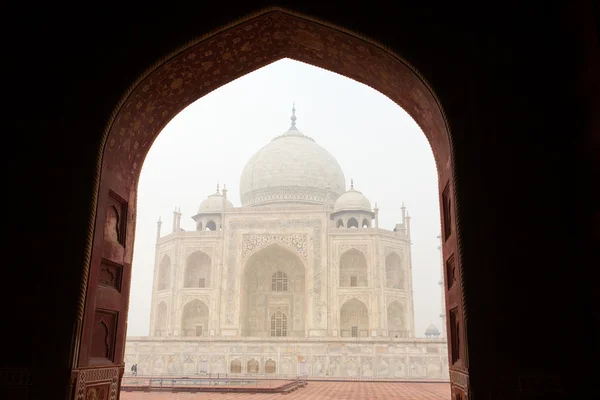 Oprawy z Taj Mahal Mauzoleum z jasnego nieba, Agra, Indie — Zdjęcie stockowe