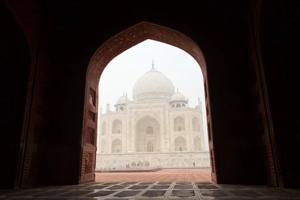 Framing of Taj Mahal Mausoleum with clear blue sky, Agra, India — Stock Photo, Image