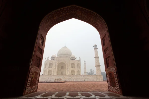 Rámování Taj Mahal mauzoleum s jasně modrou oblohu, Agra, Indie — Stock fotografie