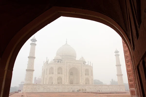 Rámování Taj Mahal mauzoleum s jasně modrou oblohu, Agra, Indie — Stock fotografie