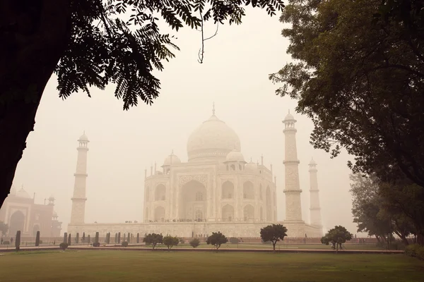 Taj Mahal Mausoleum with clear blue sky, Agra, India — Stock Photo, Image