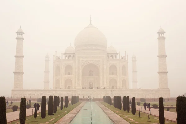 澄んだ青い空、アグラ、インドのタージ ・ マハル廟 — ストック写真