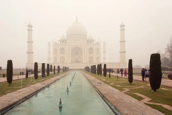 Taj Mahal mauzoleum s jasně modrou oblohu, Agra, Indie — Stock fotografie