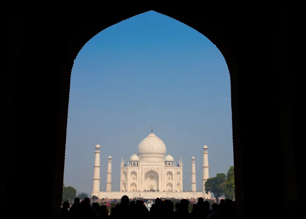 澄んだ青い空、アグラ、インドのタージ ・ マハル廟のフレーミング — ストック写真