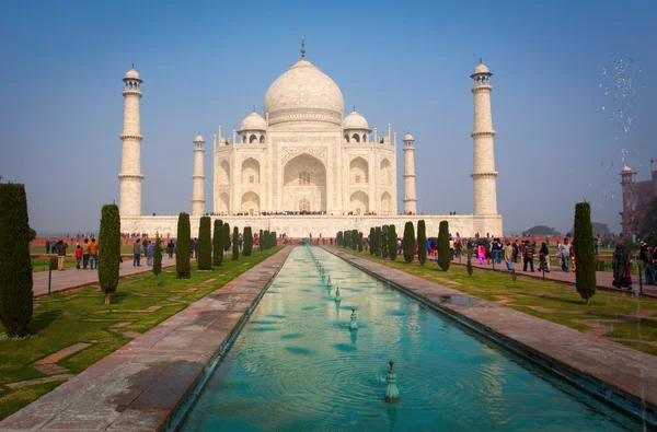 Una prospettiva sul mausoleo di Taj-Mahal con riflessione in acqua. Agra, India — Foto Stock