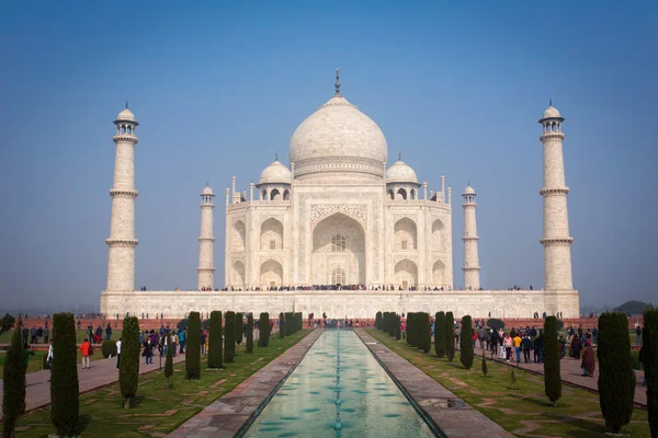 A perspective view on Taj-Mahal mausoleum with reflection in water. Agra, India — Stock Photo, Image
