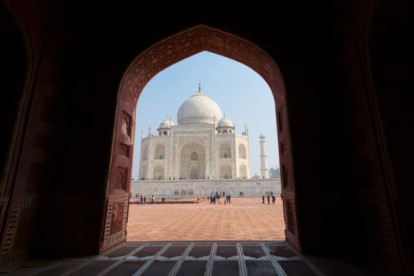 Oprawy z Taj Mahal Mauzoleum z jasnego nieba, Agra, Indie — Zdjęcie stockowe