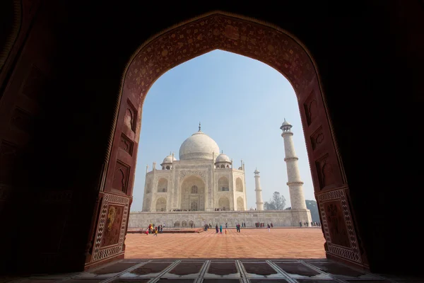 Einrahmung des Taj Mahal Mausoleums mit klarem blauem Himmel, agra, Indien — Stockfoto