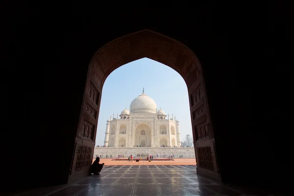 Rámování Taj Mahal mauzoleum s jasně modrou oblohu, Agra, Indie — Stock fotografie