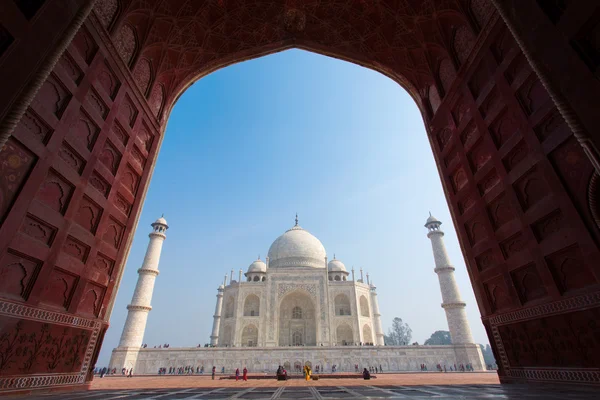 澄んだ青い空、アグラ、インドのタージ ・ マハル廟のフレーミング — ストック写真