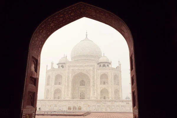 AGRA, INDIA - JAN 10: Taj Mahal Mousoleum in Agra on January 10, — Stock Photo, Image