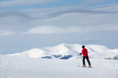 Kayak dağ beyaz bulutlar ile yürüyen adam