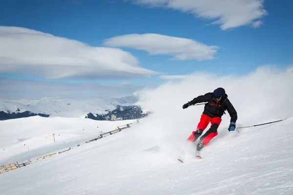 Man glider på ski — Stockfoto