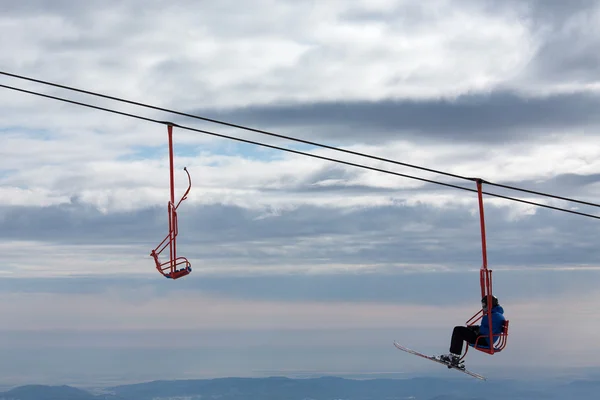 Esquiadores en telesilla en la montaña — Foto de Stock