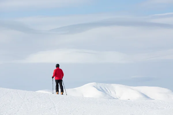 Человек ходит на лыжах в горах Лицензионные Стоковые Фото