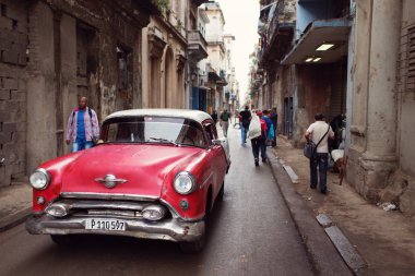 Havana - 18 Şubat: Klasik araba ve antika binalar Febru üzerinde