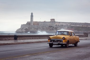 Havana - 18 Şubat: Klasik araba ve antika binalar Febru üzerinde