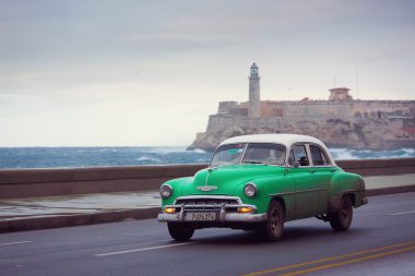 Havana - 18 Şubat: Klasik araba ve antika binalar Febru üzerinde