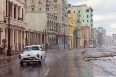 Havana - 19 Şubat: Klasik araba ve antika binalar Febru üzerinde