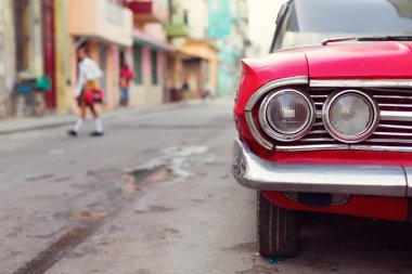 Havana - 17 Şubat: Klasik araba ve antika binalar Febru üzerinde