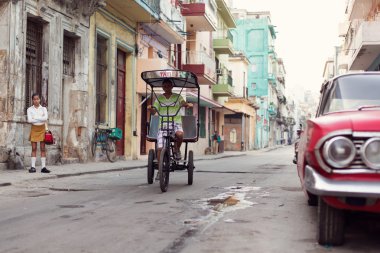 Havana - 17 Şubat: Klasik araba ve antika binalar Febru üzerinde