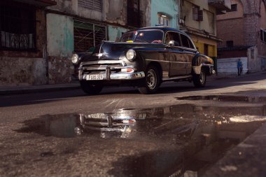 Havana - 17 Şubat: Klasik araba ve antika binalar Febru üzerinde