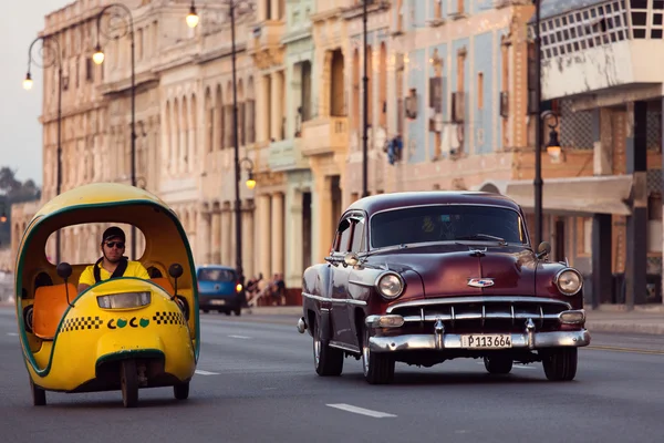 哈瓦那 — — 2 月 17 日: 经典车和仿古建筑上公告 — 图库照片