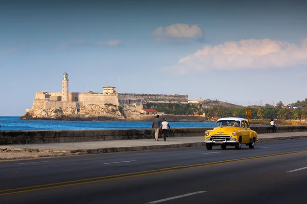 ハバナ - 2 月 17 日: 古典的な車およびれたらの灯台 — ストック写真