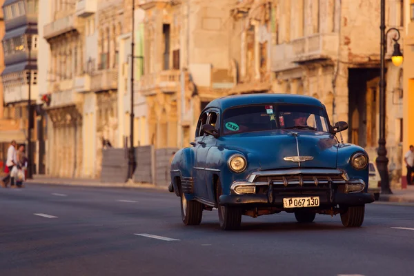 HAVANA - FEBRUARY 17: Classic car and antique buildings on Febru — Stock Photo, Image