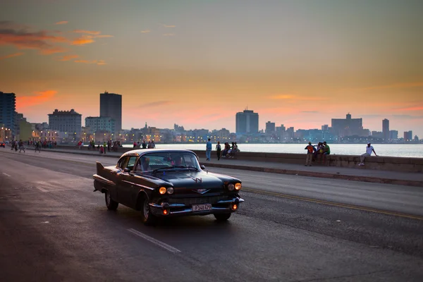 LA HABANA - 17 DE FEBRERO: Coches clásicos y edificios antiguos en Febru — Foto de Stock