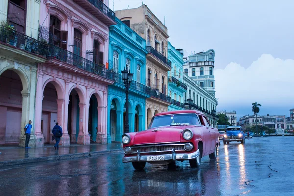 Havana - 18 Şubat: Klasik araba ve antika binalar Febru üzerinde — Stok fotoğraf