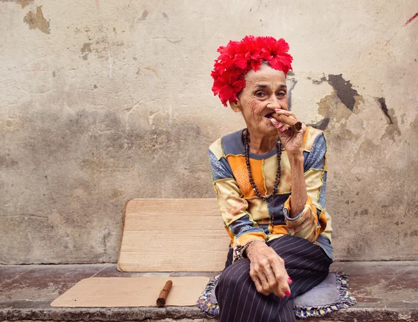 HAVANA - FEBRUARY 18: Unkown woman smoking cigar on February 18, — Stock Photo, Image