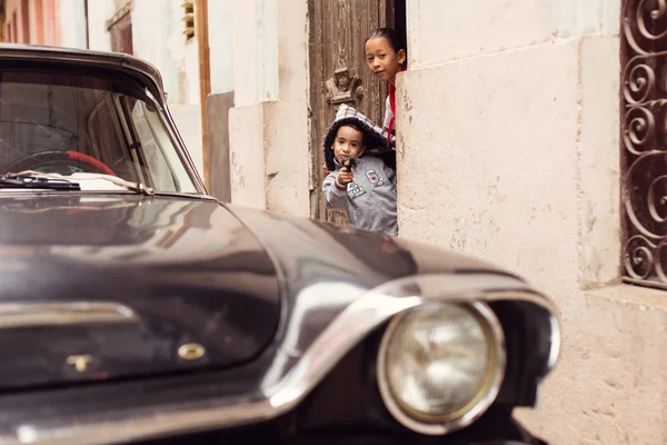 哈瓦那 — — 2 月 18 日: 未知儿童在哈瓦那 o 街上玩 — 图库照片