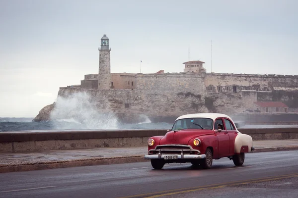大活躍ハバナ - 2 月 18 日: 古典的な車、旧式な建物 — ストック写真